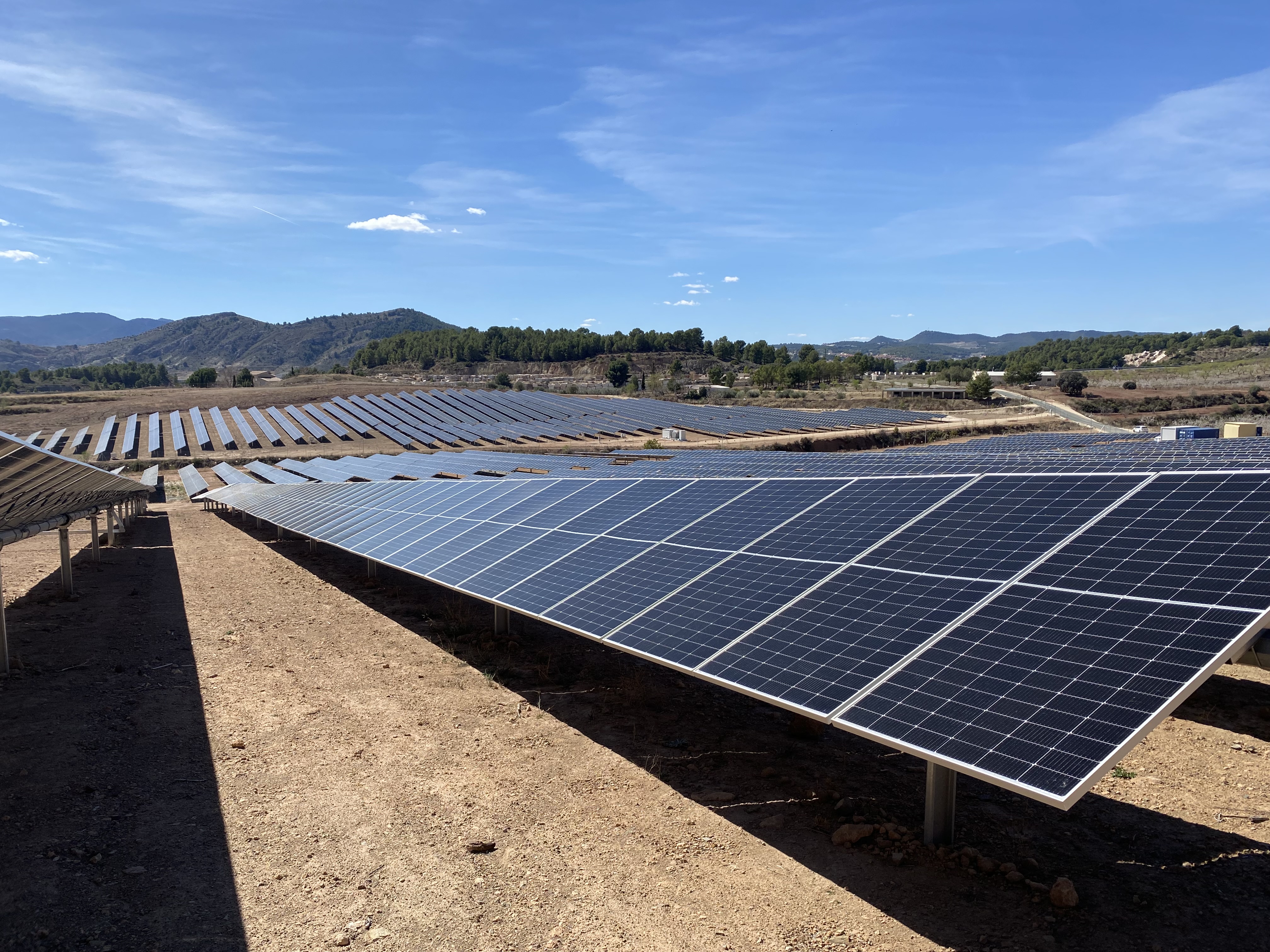 Placas solares colocadas en un campo abierto y de gran tamaño.